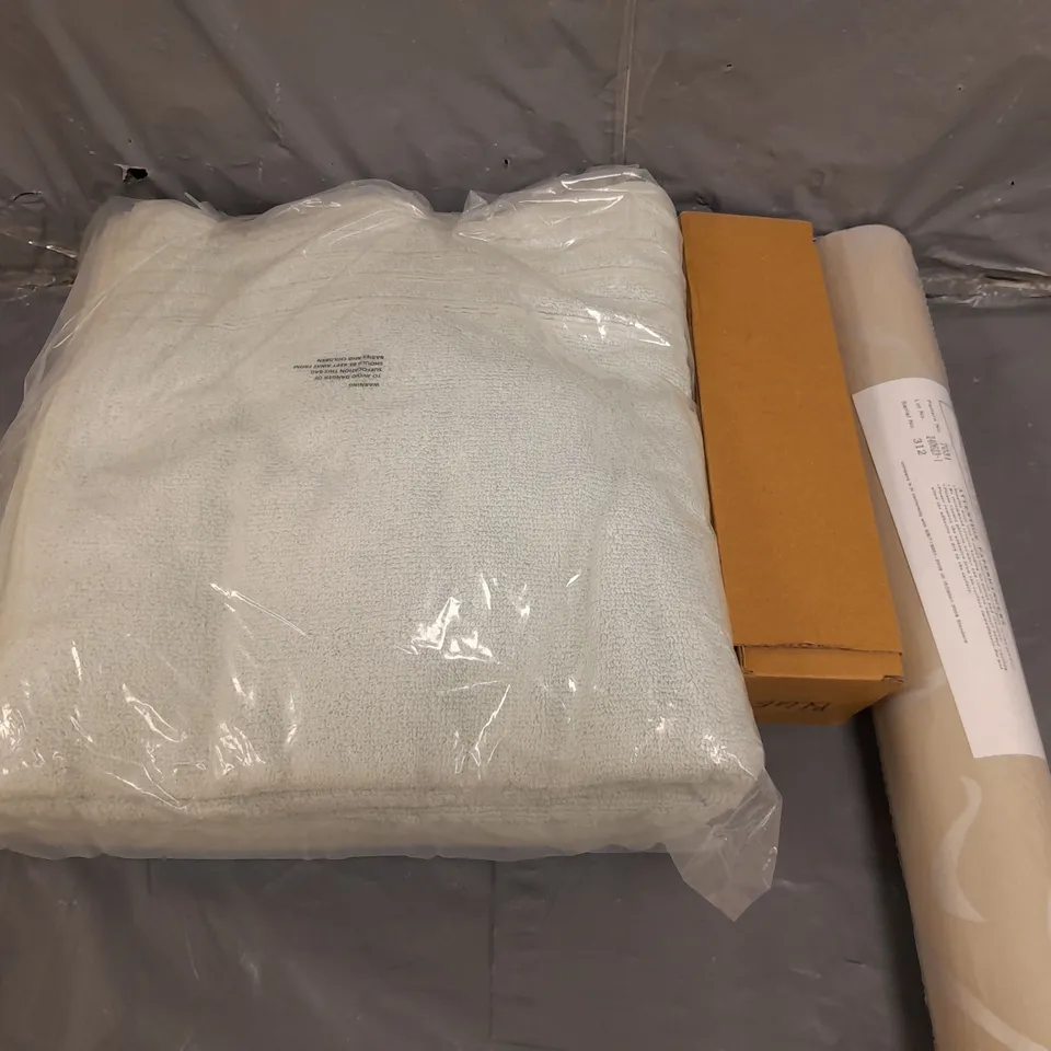 APROXIMATELY 15 ASSORTED HOUSEHOLD ITEMS TO INCLUDE TOWELS , WALLPAPER , BOTTLES , ETC 