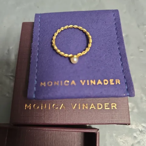MONICA VINADER GOLD ROPE RING WITH PEARL DROP – BOXED