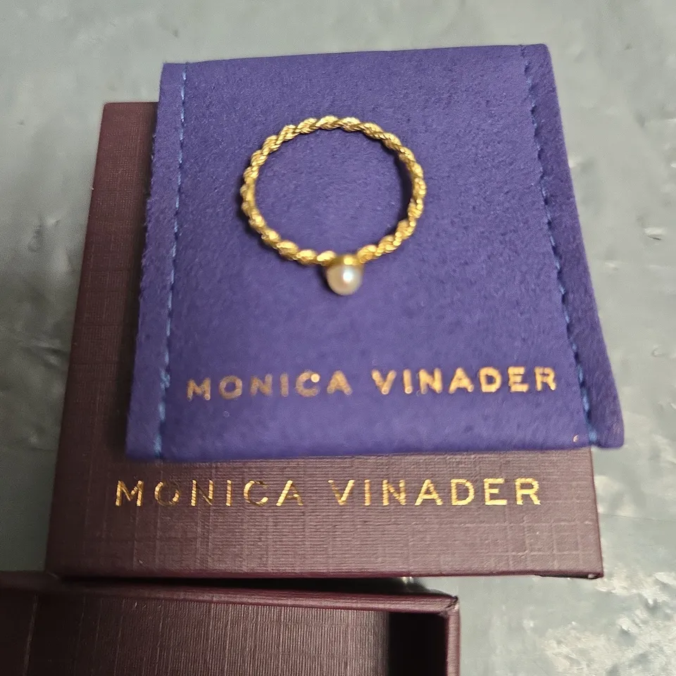 MONICA VINADER GOLD ROPE RING WITH PEARL DROP – BOXED