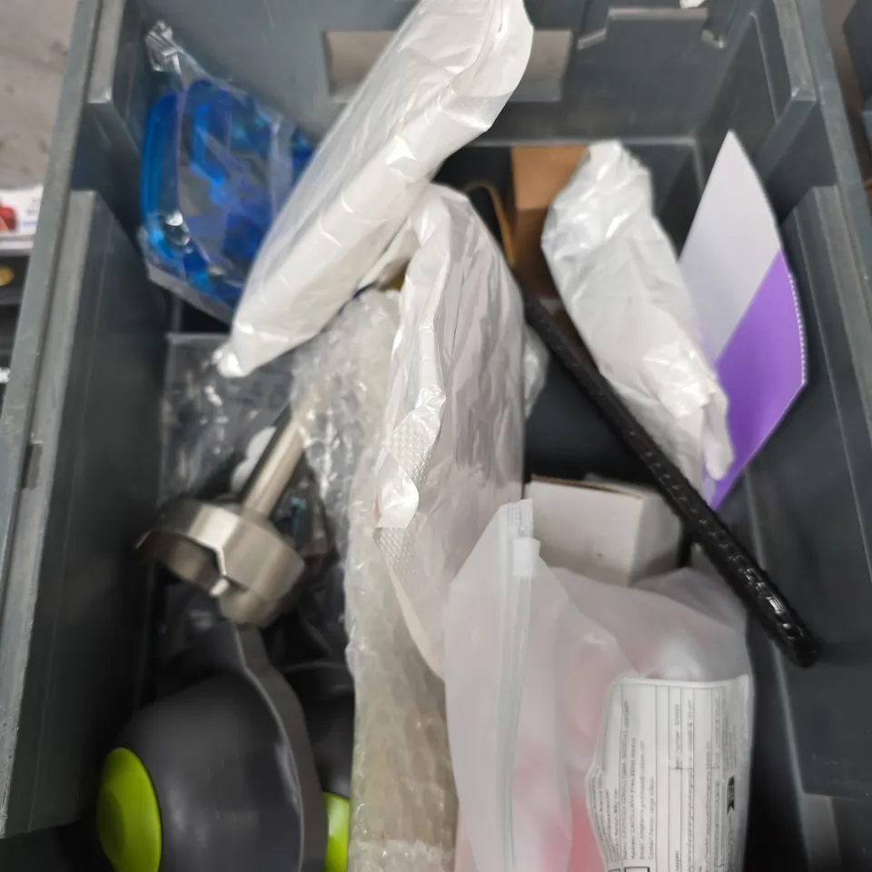 APPROXIMATELY 15 ASSORTED HOUSEHOLD ITEMS TO INCLUDE DARTS POUCH, HAND WRAPS, CUTTERS ETC 