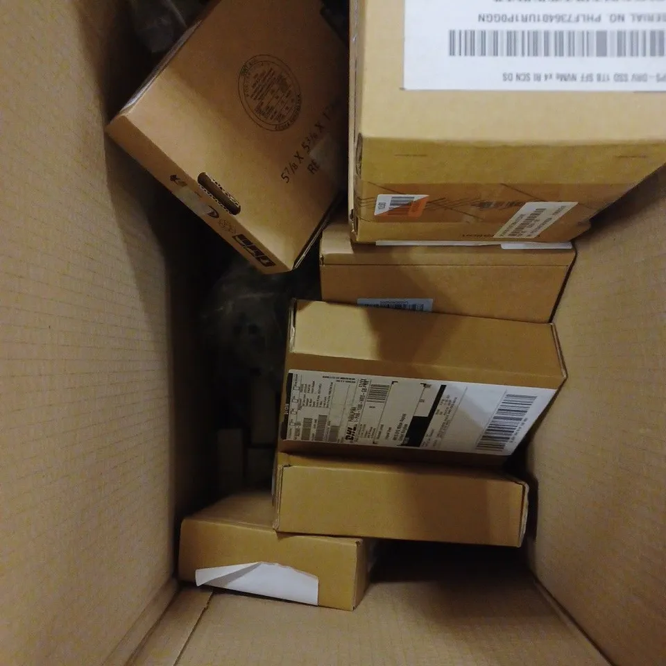 APPROXIMATELY 20 ASSORTED COMPUTER/LAPTOP COMPONENTS & SPARES TO INCLUDE BATTERIES, POWER SUPPLIES, MEMORY STICKS ETC 