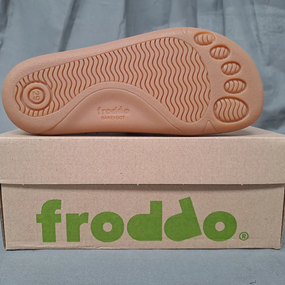 BOXED PAIR OF FRODDO BAREFOOT CANVAS KIDS SHOES IN SILVER EU SIZE 29