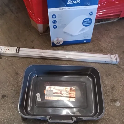 PALLET CONTAINING A LARGE QUANTITY OF ITEMS TO INCLUDE - CAT LITTER, BLINDS, TOILET SEAT ETC
