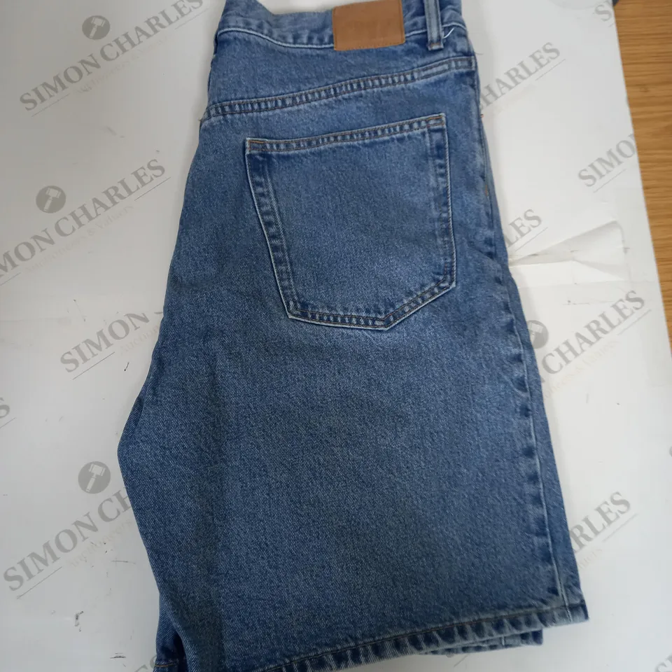 WEEKDAY DENIM SHORTS SIZE 32