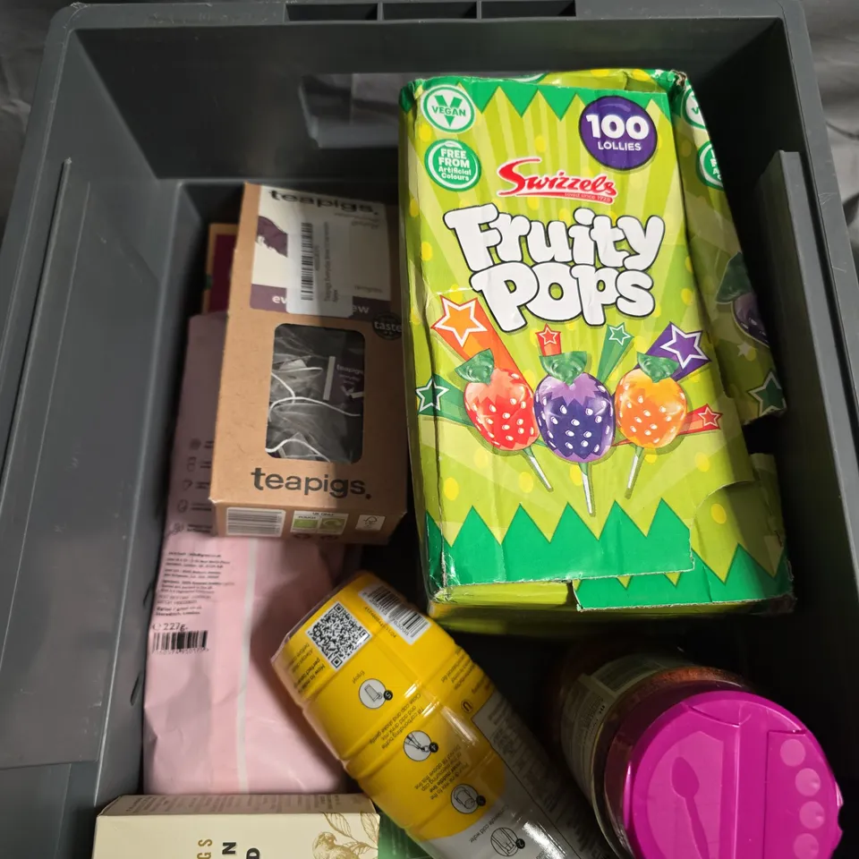 APPROXIMATELY 10 ASSORTED FOOD/DRINK PRODUCTS TO INCLUDE SRIRACHA SEASONING, GRIND COFFEE, FRUITY POPS ETC 