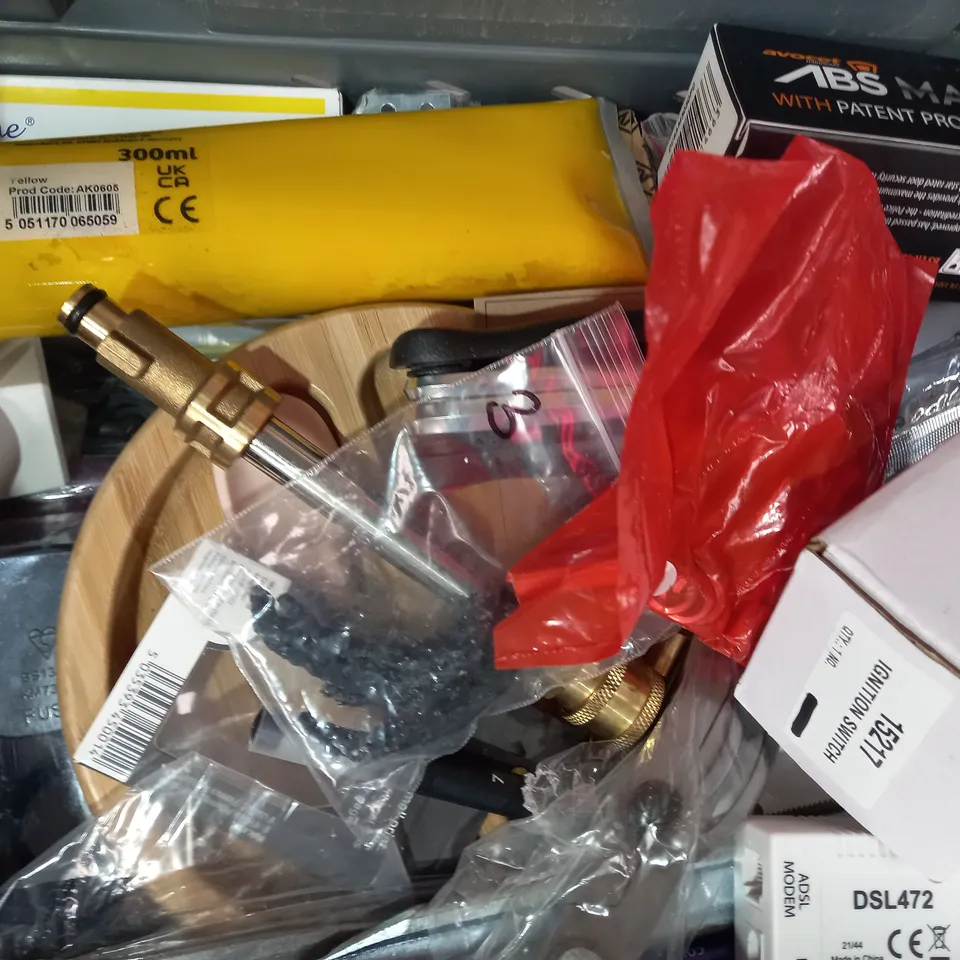 LOT OF APPROXIMATELY 10 ASSORTED HOUSEHOLD ITEMS TO INCLUDE BLU TACK, COMPASS, ROSE GOLD CONFETTI, ETC