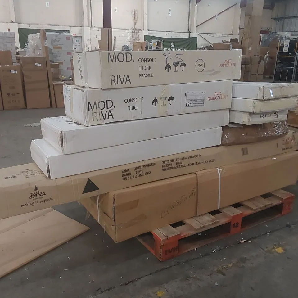 PALLET CONTAINING A LARGE QUANTITY OF ASSORTED DESIGNER FURNITURE PARTS