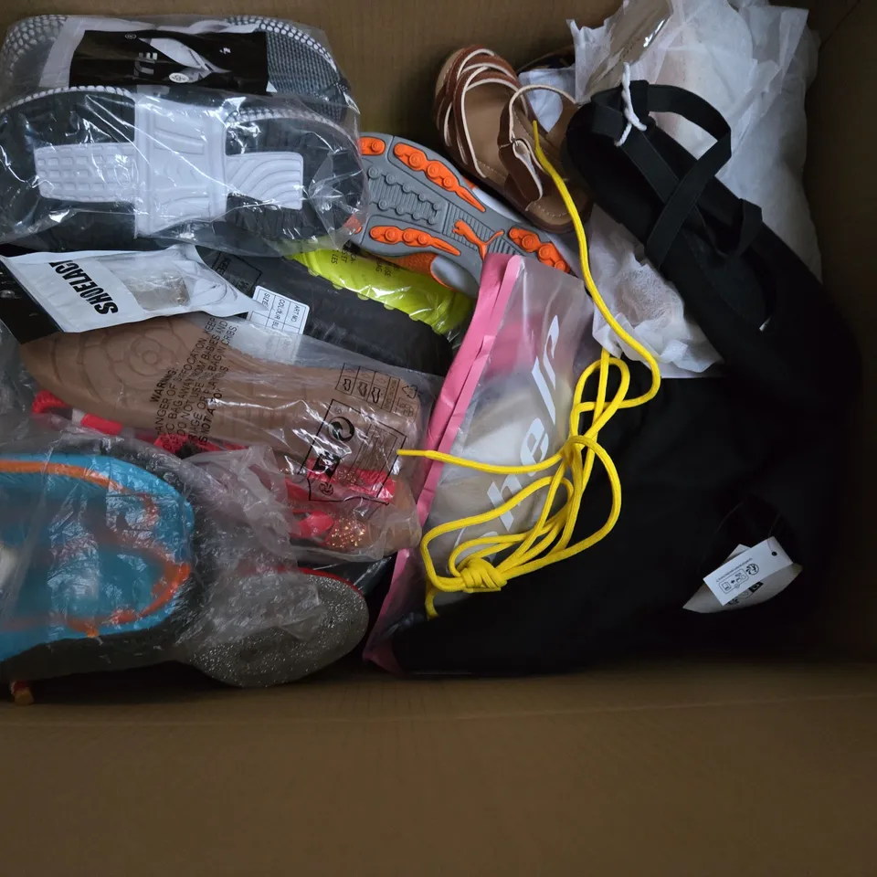 BOX OF APPROXIMATELY 15 ASSORTED SHOES TO INCLUDE BOOTS, SANDALS, AND TRAINERS ETC