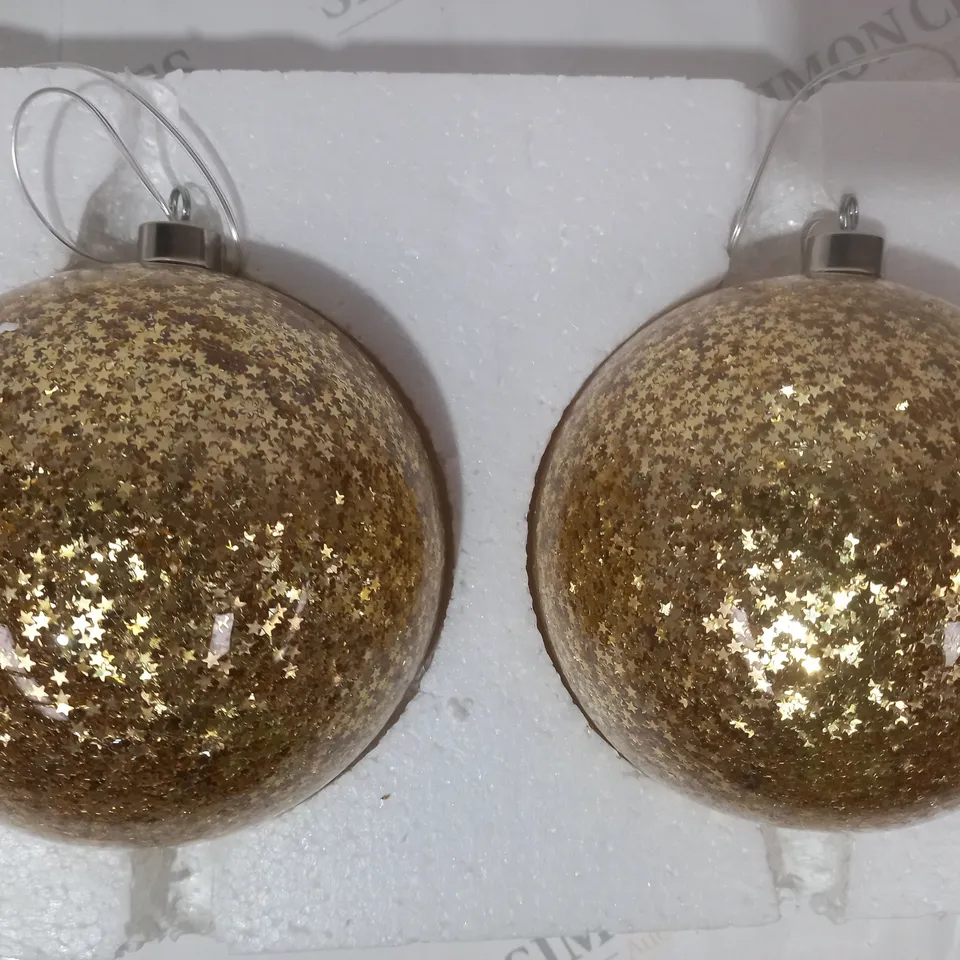 BOXED BUNDLEBERRY BY AMANDA HOLDEN SET OF 2 PRE-LIT GLOBES