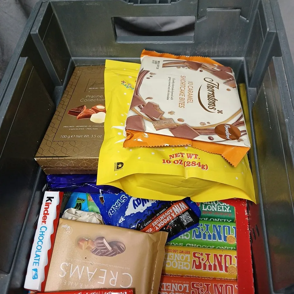 APPROXIMATELY 15 ASSORTED CHOCOLATE CONFECTIONERY ITEMS INCLUDING  THORNTONS, MILKA, KINDER 