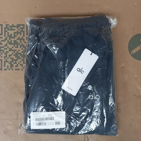BAGGED ALO ACCOLADE STRAIGHT LEG SWEATPANTS IN NAVY SIZE MEDIUM