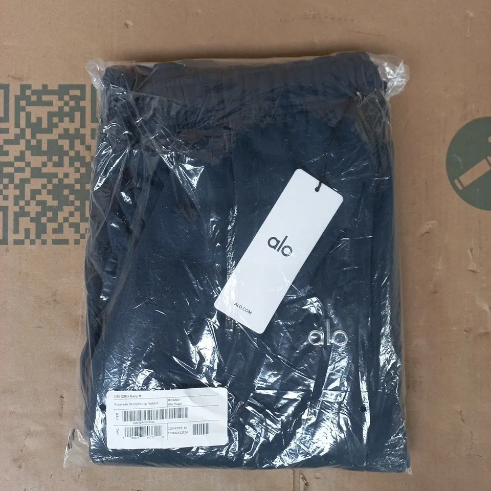 BAGGED ALO ACCOLADE STRAIGHT LEG SWEATPANTS IN NAVY SIZE MEDIUM