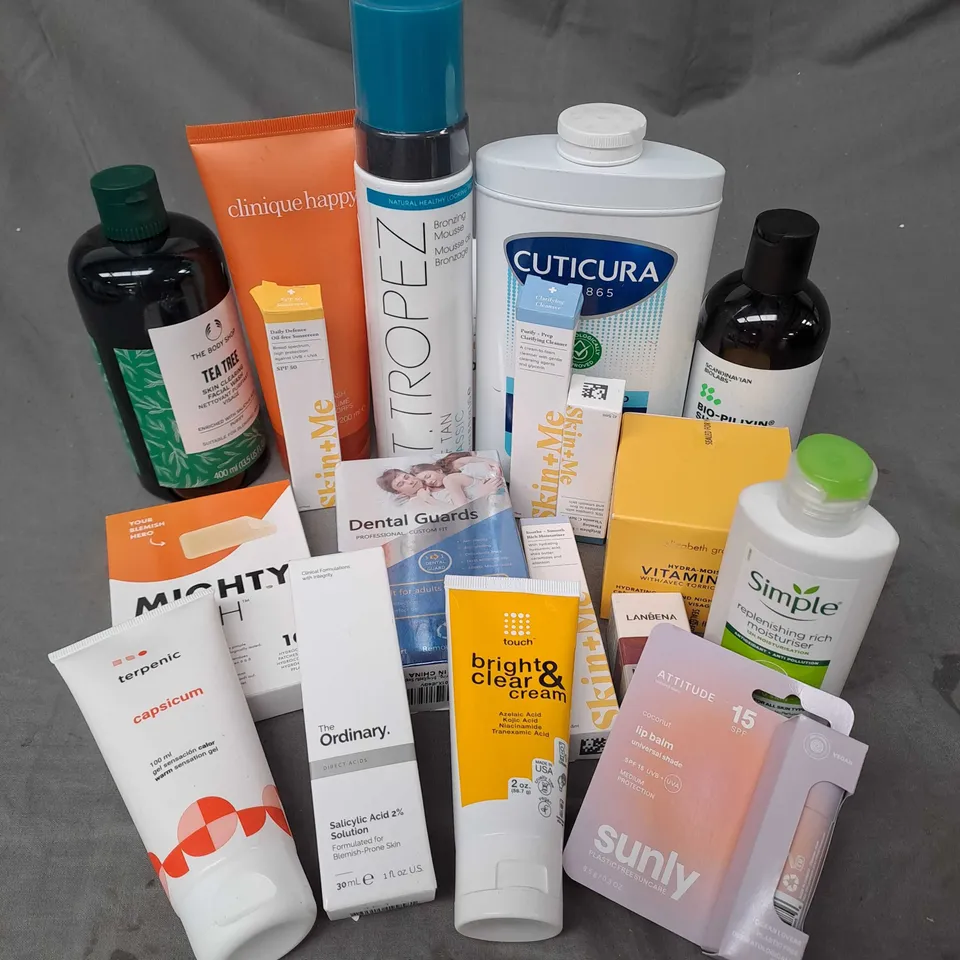 APPROXIMATELY 20 ASSORTED COSMETIC PRODUCTS TO INCLUDE SKIN+ME FIRMING VITAMIN C SERUM, CLINIQUE HAPPY BODY WASH, THE ORDINARY SALICYLIC ACID 2% SOLUTION ETC