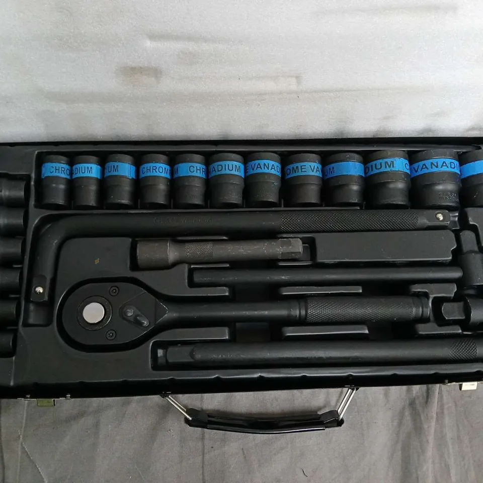 CHROMIUM-VANADIUM SOCKET SET IN CASE WITH RATCHET