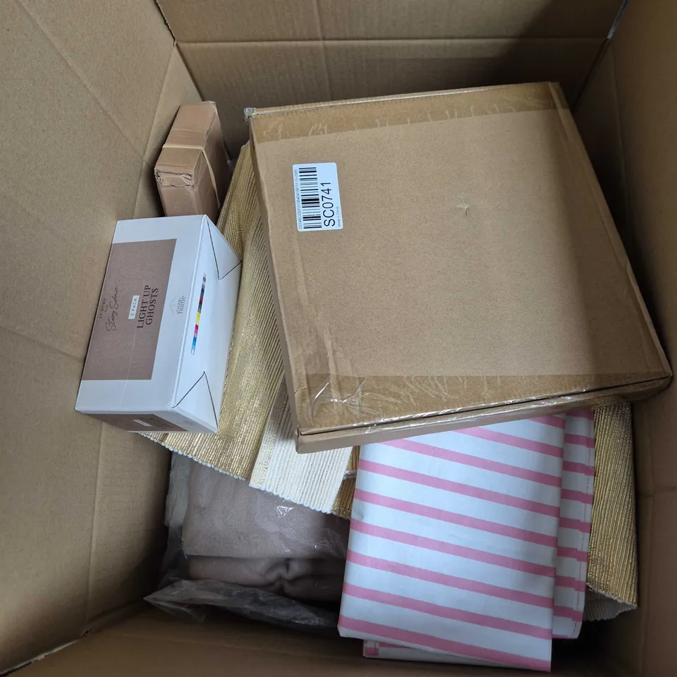 BOX OF APPROXIMATELY 15 ASSORTED ITEMS INCLUDING AT HOME WITH STACEY SOLOMON 2 PACK LIGHT IUP GHOSTS, 500PCS STAINLESS STEEL NUT AND BOLT COMBINATION KIT AND A CLOCK