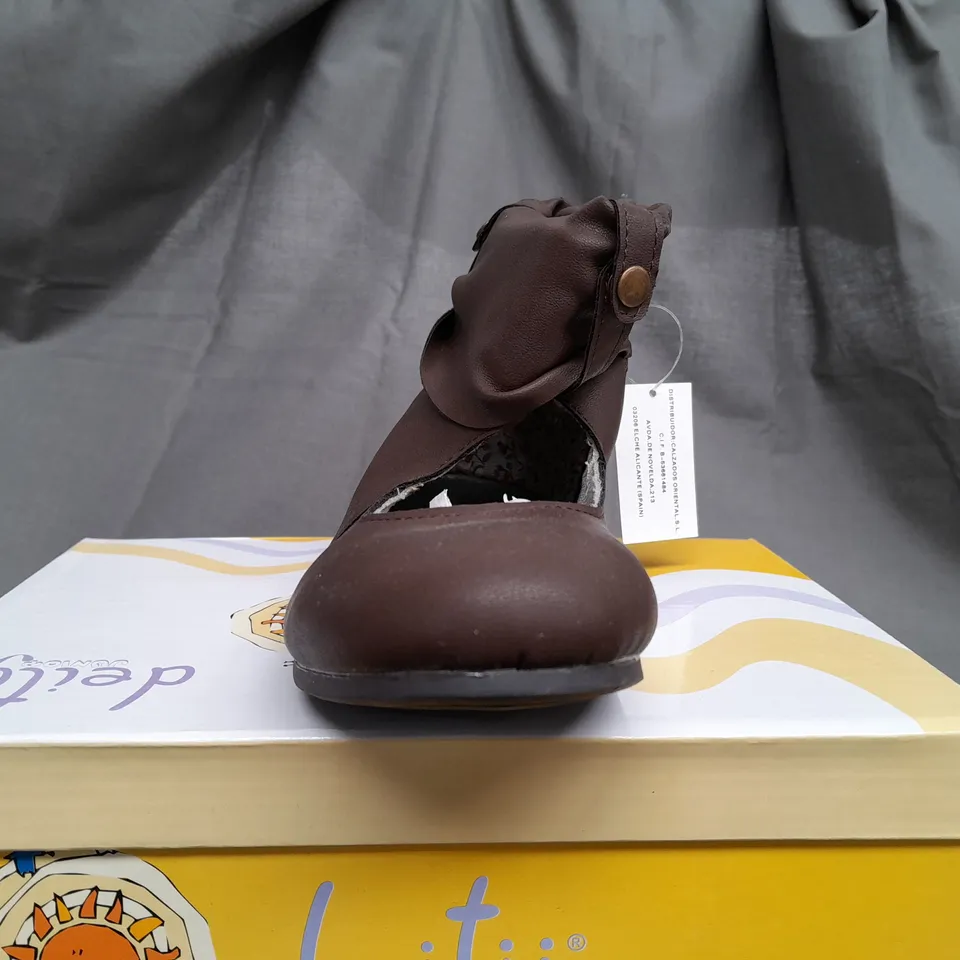 BOX OF APPROX 16 DEITY JUNIOR BROWN OPEN TOP SHOES IN VARIOUS SIZES