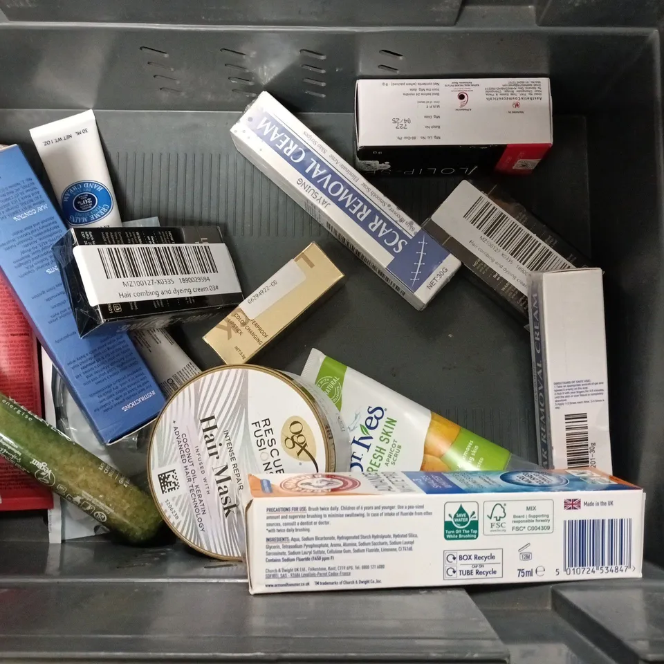 APPROXIMATEY 20 ASSORTED HEALTH AND BEAUTY PRODUCTS TO INCLUDE - AUSSIE DEEP MOISTURE HAIR MASK - WILD MINT CALM BALM AND ARM & HAMMER ADVANCE WHITE PRO TOOTHPASTE