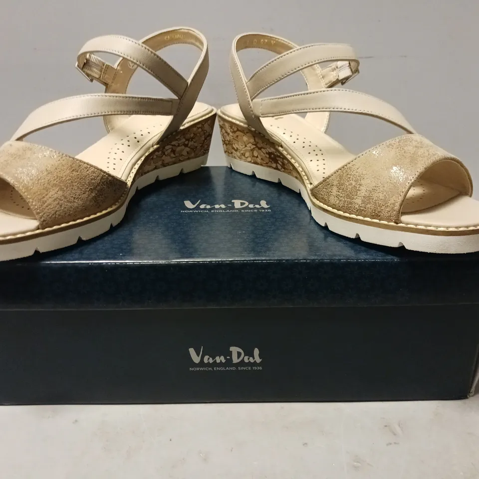 BOXED PAIR OF VAN-DAL OPEN TOE LOW WEDGE SANDALS IN TAUPE SIZE 7