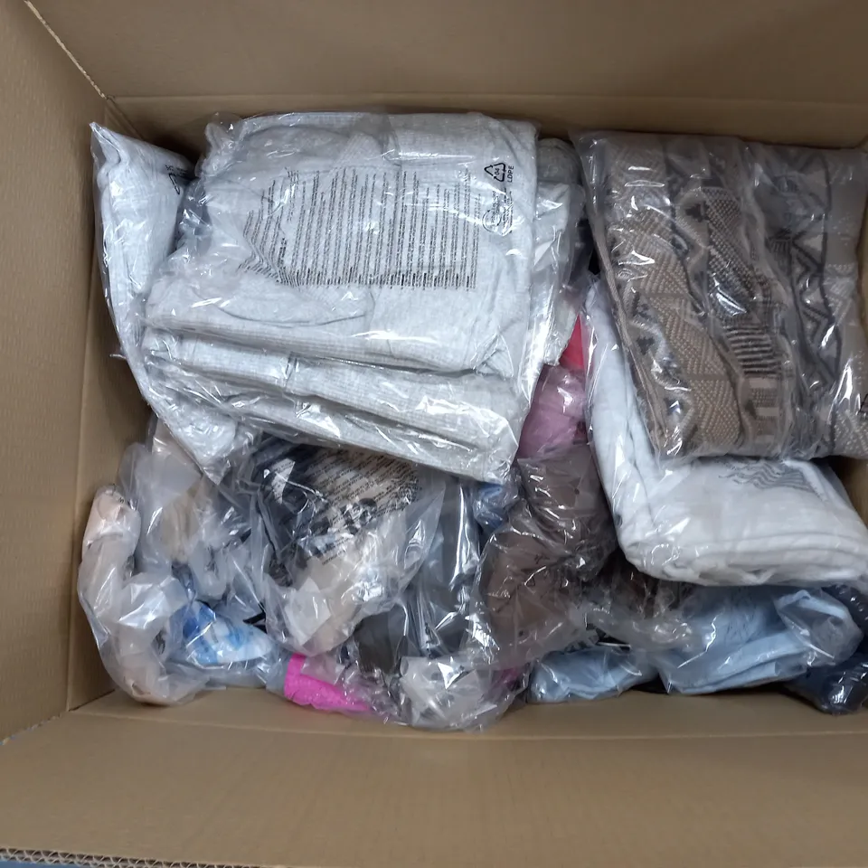 LARGE QUANTITY OF ASSORTED CLOTHING TO INCLUDE ZIP FLEECE, TOP, ETC