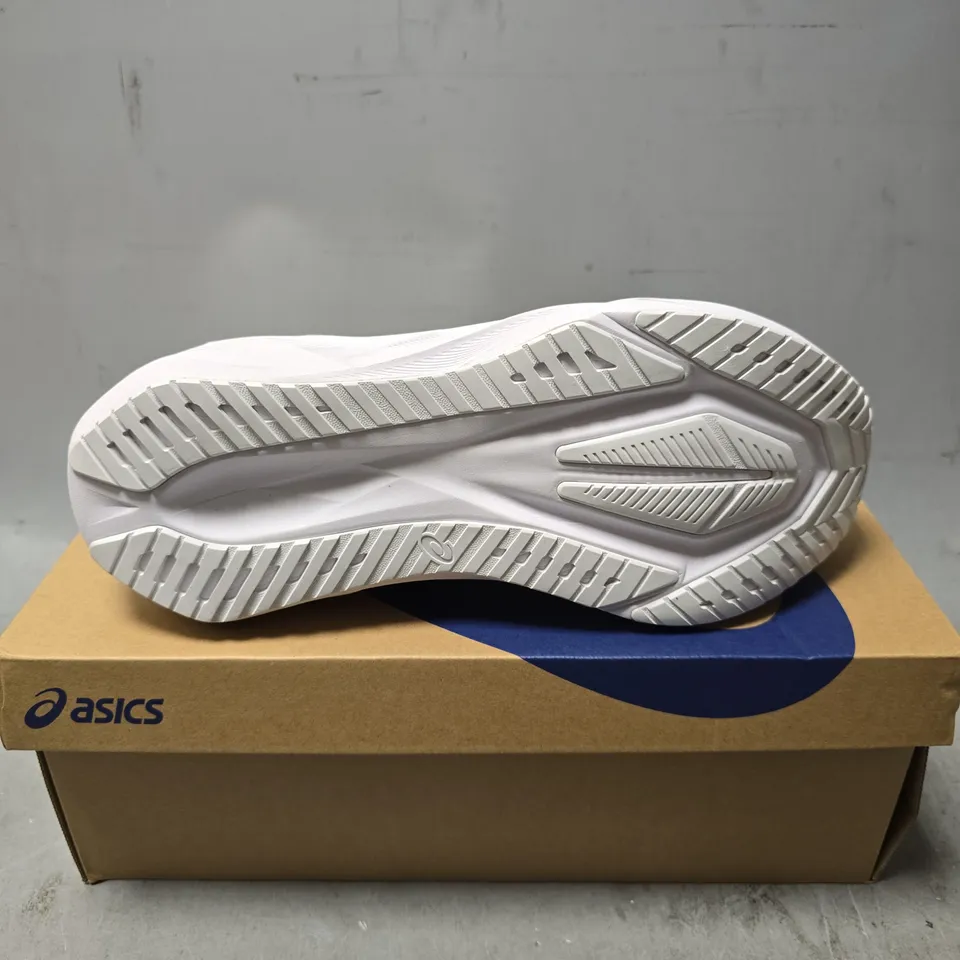 BOXED ASICS NOVABLAST 5 WHITE TRAINERS  - UK 9 1/2