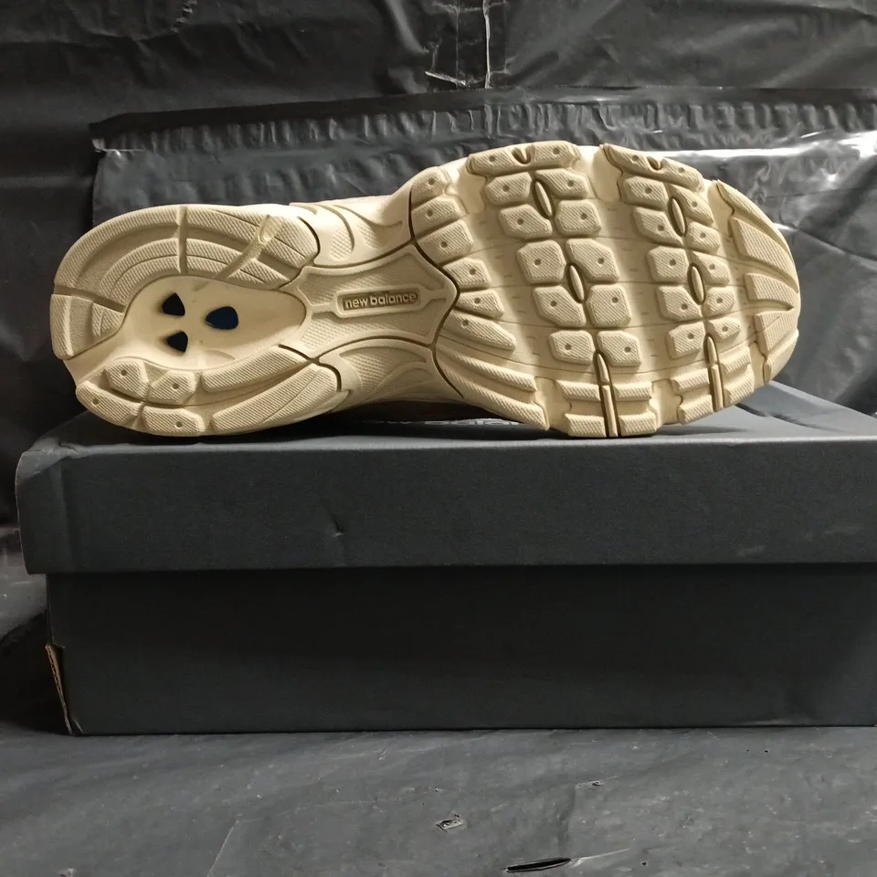 BOXED PAIR OF NEW BALANCE 530 TRAINERS IN SAND SIZE UK 5.5