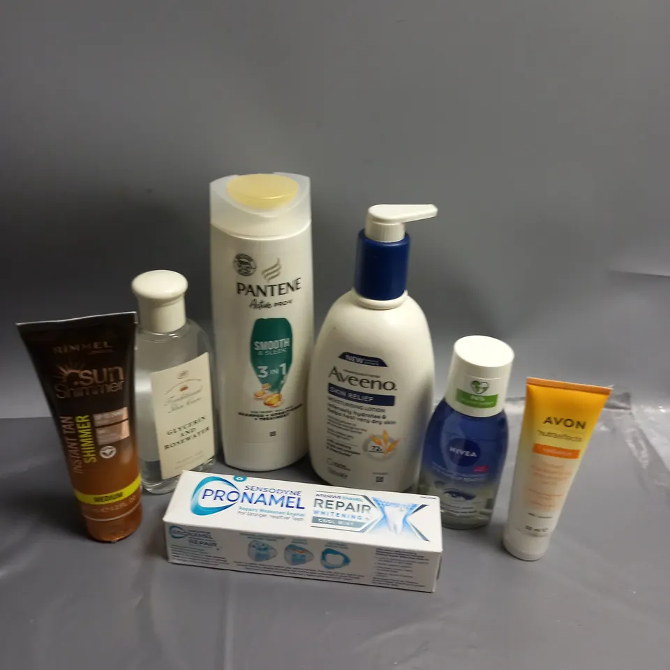 BOX OF APPROXIMATELY 20 COSMETIC ITEMS TO INCLUDE - PANTENE SMOOTH & SLEEK SHAMPOO - PRONAMEL TOOTHPASTE - AVEENO FLARE RELIEF LOTION - ETC 