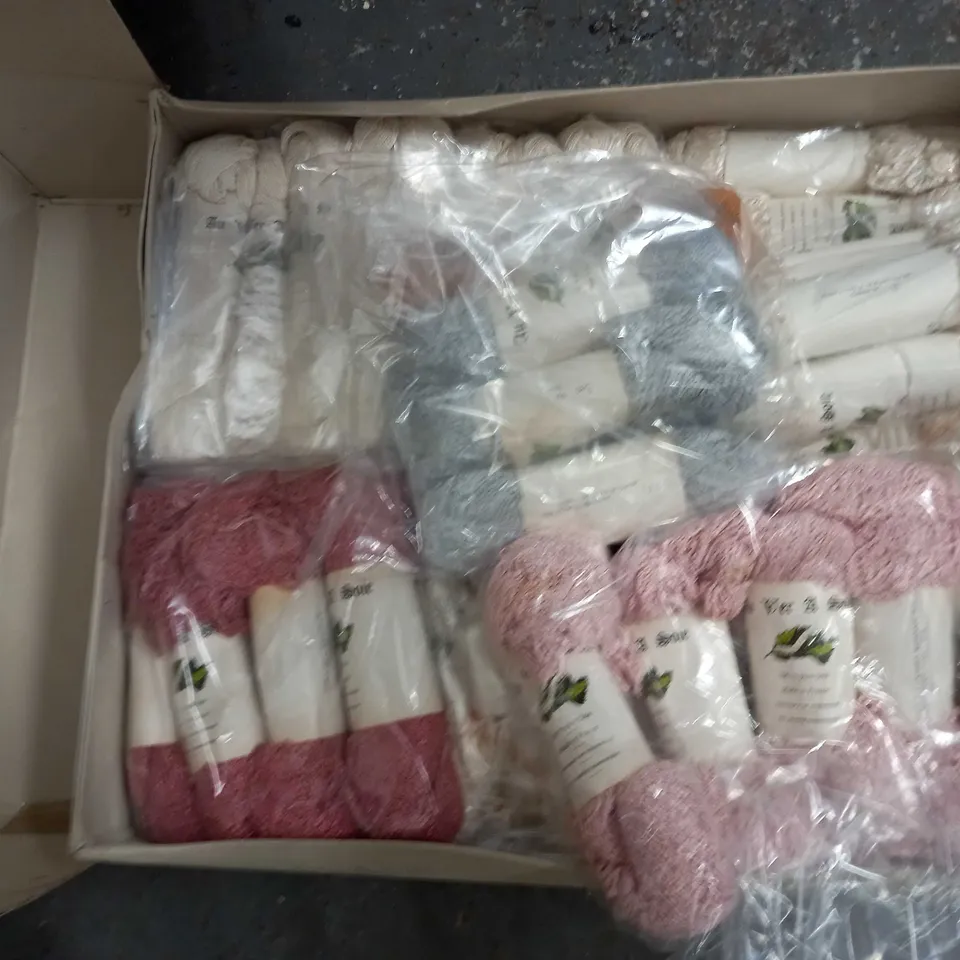 LARGE QUANTITY OF AU VER A SOIE BUNDLES OF STRING IN VARIOUS COLOURS