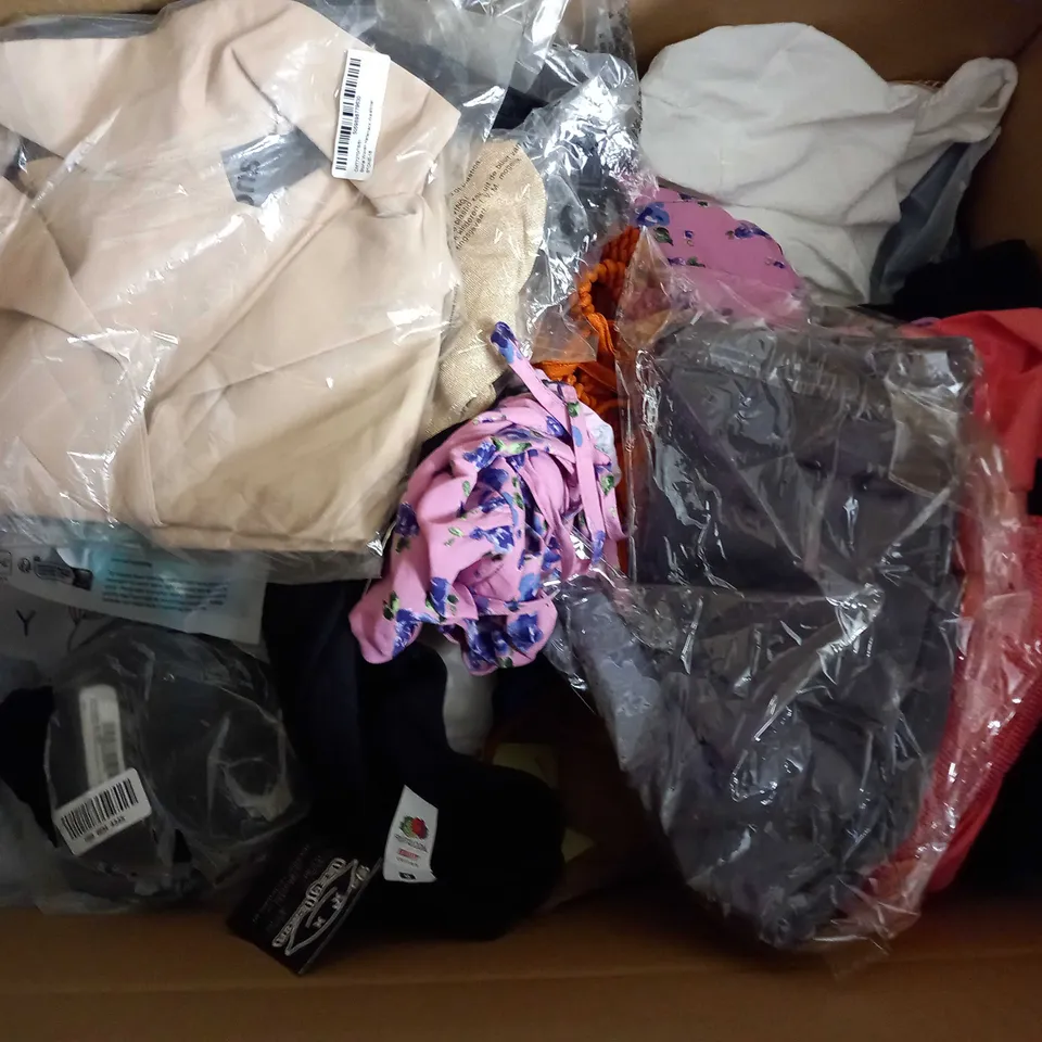 LARGE QUANTITY OF CLOTHING ITEMS TO INCLUDE DRESSES, SWEATERS, JEANS, T-SHIRTS, ETC
