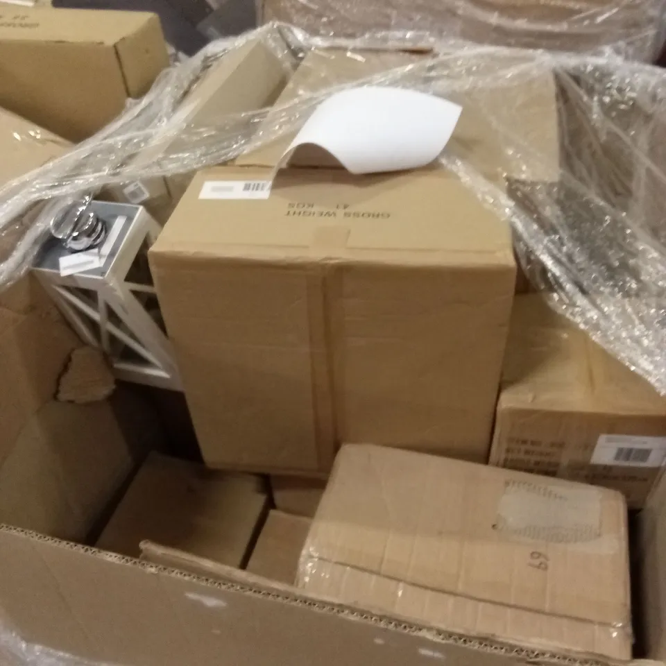 PALLET TO CONTAIN A LARGE QUANTITY OF DESIGNER HOME LIGHTING GOODS AND PRODUCTS 
