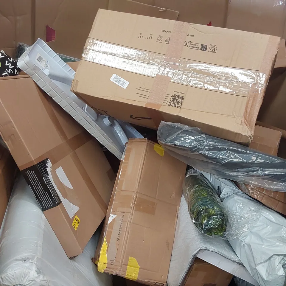 PALLET OF ASSORTED ITEMS INCLUDING: CARPET CLEANER, KIDS SCOOTER, RETRACTABLE GATE, SHOE RACK, PAVING SUCTION PUMP, LED BATTEN LIGHT ECT