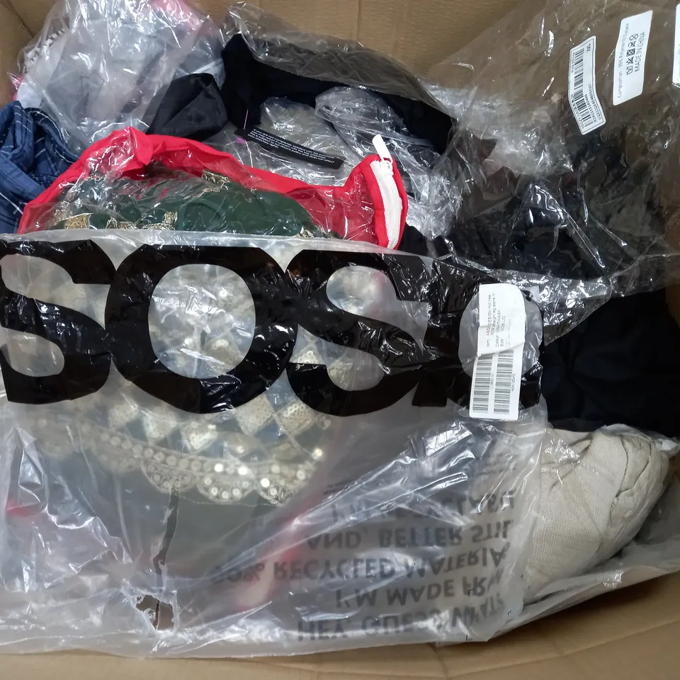 BOX OF APPROXIMATELY 25 ASSORTED CLOTHING ITEMS TO INCUDE -LEGGINGS , DRESS , JEANS ETC