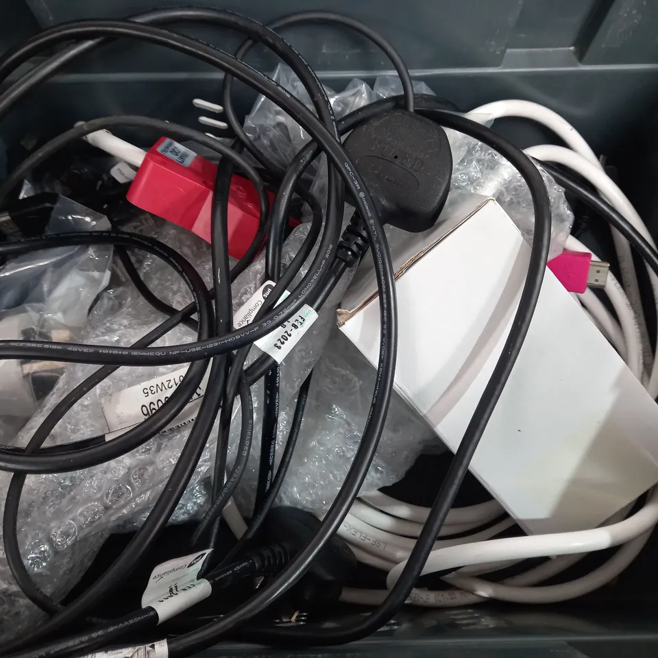 BOX OF APPROXIMATELY 6 ASSORTED ITEMS TO INCLUDE - BT SMART HUB TYPE A - 50 PEICE TEALIGHTS - DELL 4K MONITOR DOCK ECT