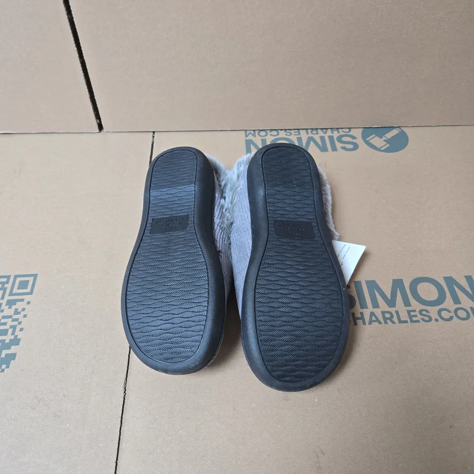 BOX OF APPROXIMATELY 20 PAIRS OF GREY SLIPPERS, UK SIZE 3 - 4 WITH TAGS