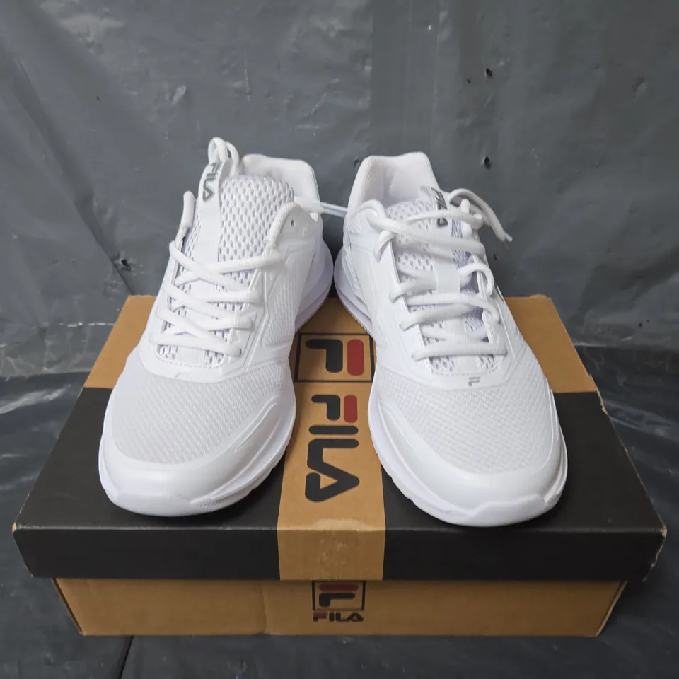 BOXED PAIR OF FILA MEMORY TREXLER WHITES TRAINERS - MENS 7
