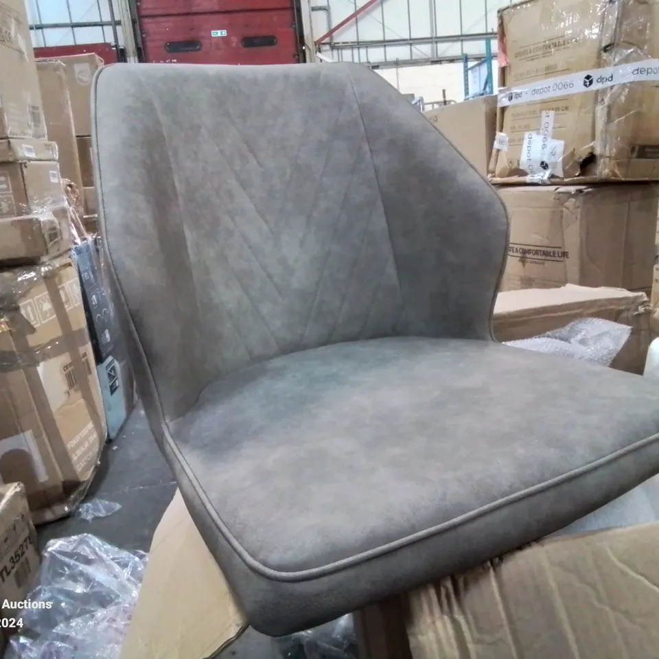 BOXED PAIR OF STYLISH DESIGNER LIGHT GREY FAUX LEATHER UPHOLSTERED SIDE/DINING CHAIRS