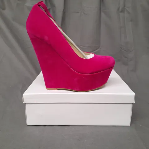BOXED PAIR OF KOI COUTURE HR5 PLATFORM HIGH WEDGE FAUX SUEDE SHOES IN FUCHSIA SIZE 6