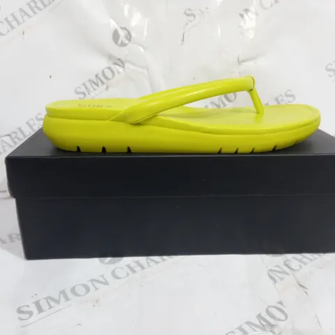 BOXED PAIR OR NATURALIZER SANDALS IN NEON YELLOW SIZE 7