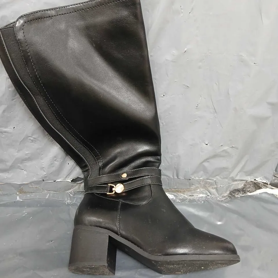 WIDE KNEE BOOT WITH BUCKLE DERTAIL - SIZE 5EEE