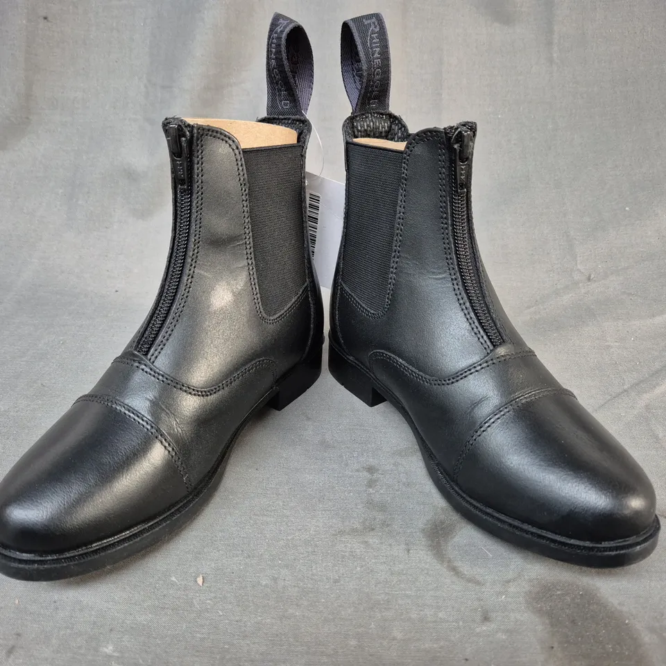 BOXED PAIR OF RHINEGOLD BOSTON FRONT ZIP PADDOCK BOOTS IN BLACK SIZE 13C