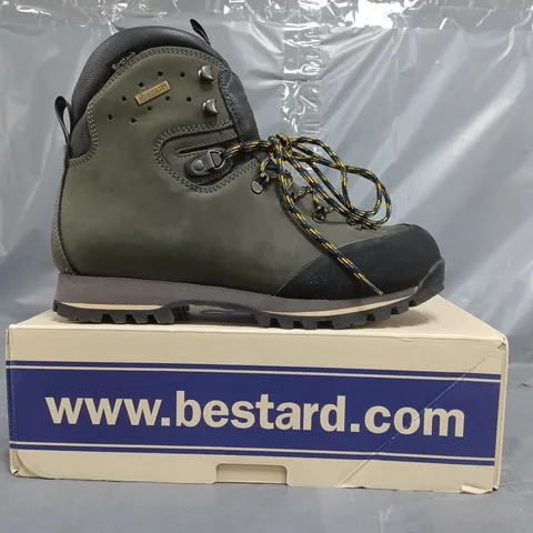 BOXED PAIR OF BUSTARD BOOTS IN DUSTY SAGE SIZE UK 9