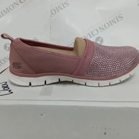 SKECHERS MAUVE SLIP ON SHOES - SIZE 6