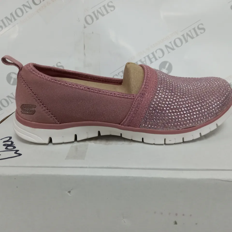 SKECHERS MAUVE SLIP ON SHOES - SIZE 6