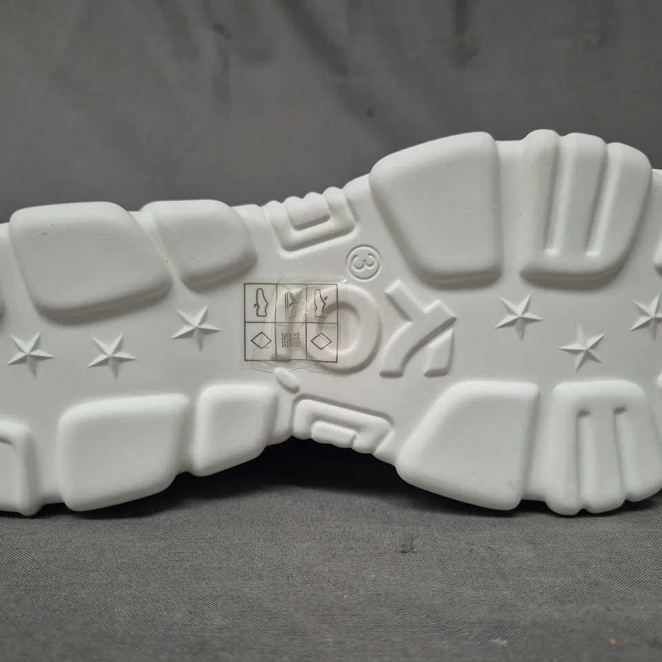 BOXED PAIR OF KOI BONED CATCH WHITE MYSTIC CHARM BOOTS UK SIZE 3