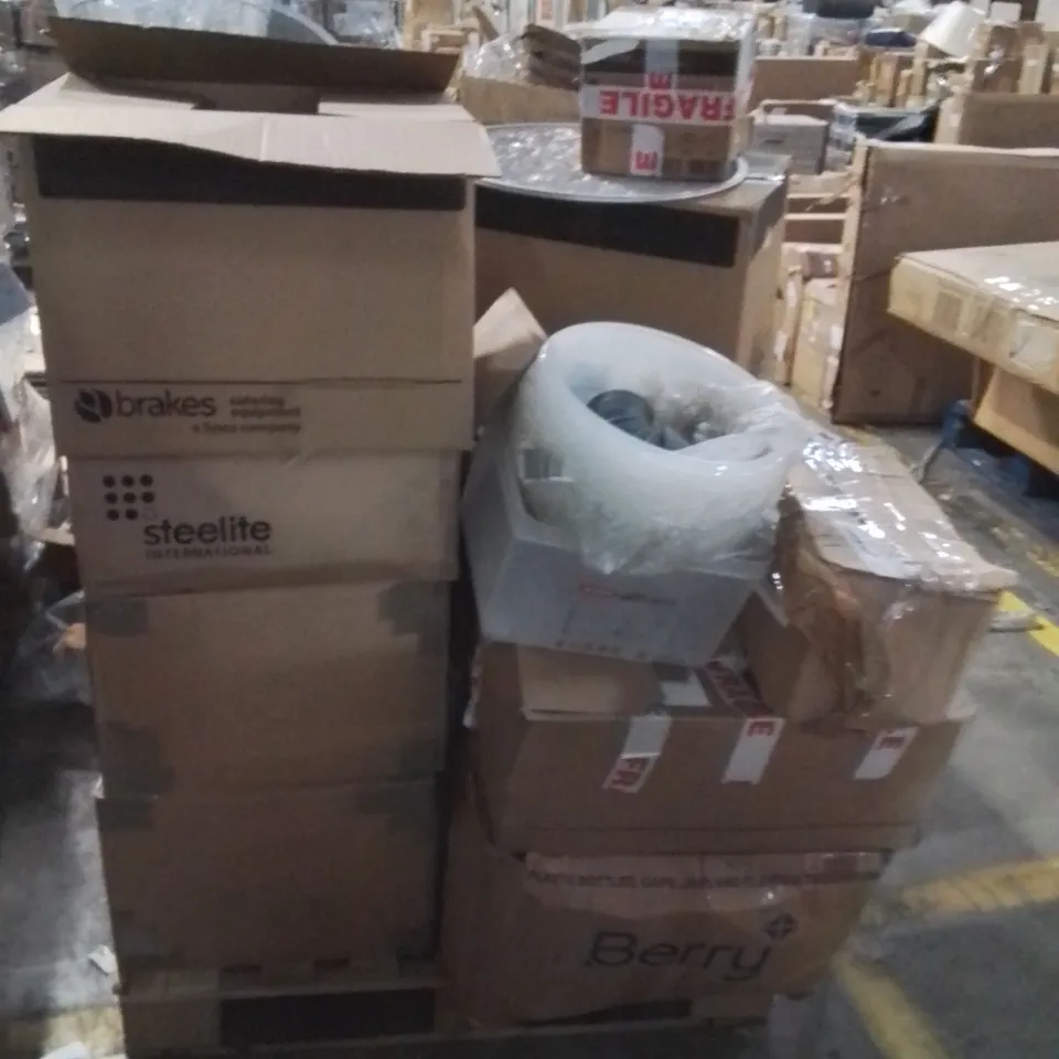 PALLET CONTAINING CATERING ITEMS SUCH AS;SERVING BOWLS,APRONS,PLATES 