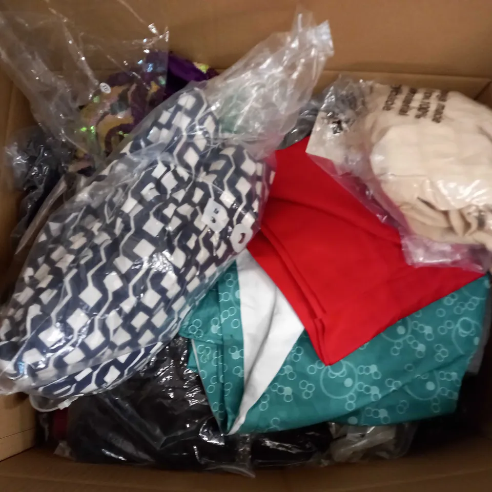 LARGE QUANTITY OF CLOTHING ITEMS TO INCLUDE DRESSES, SWEATERS, JEANS, T-SHIRTS, ETC