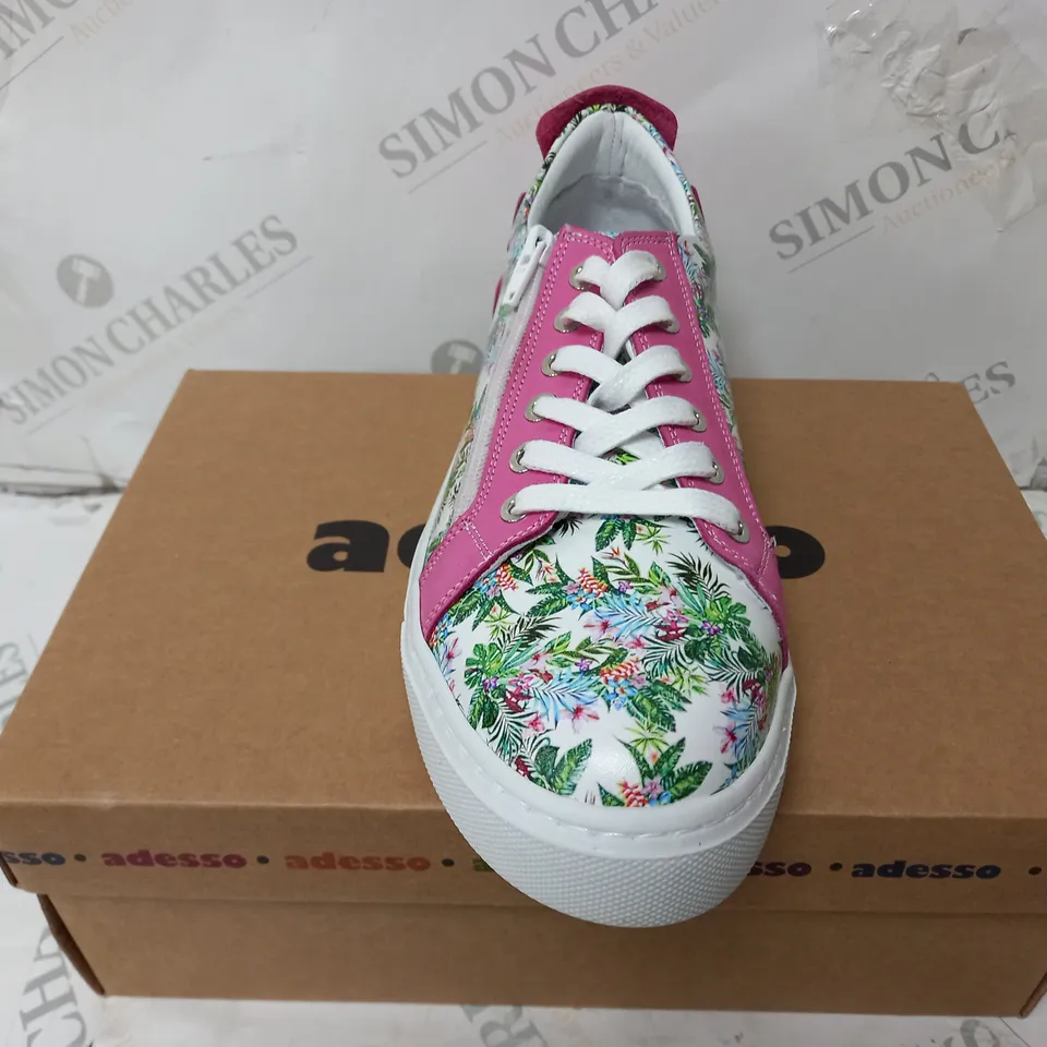 BOXED PAIR OF ADESSO FAYE ZIP TRAINERS IN WHITE/PINK - SIZE 7