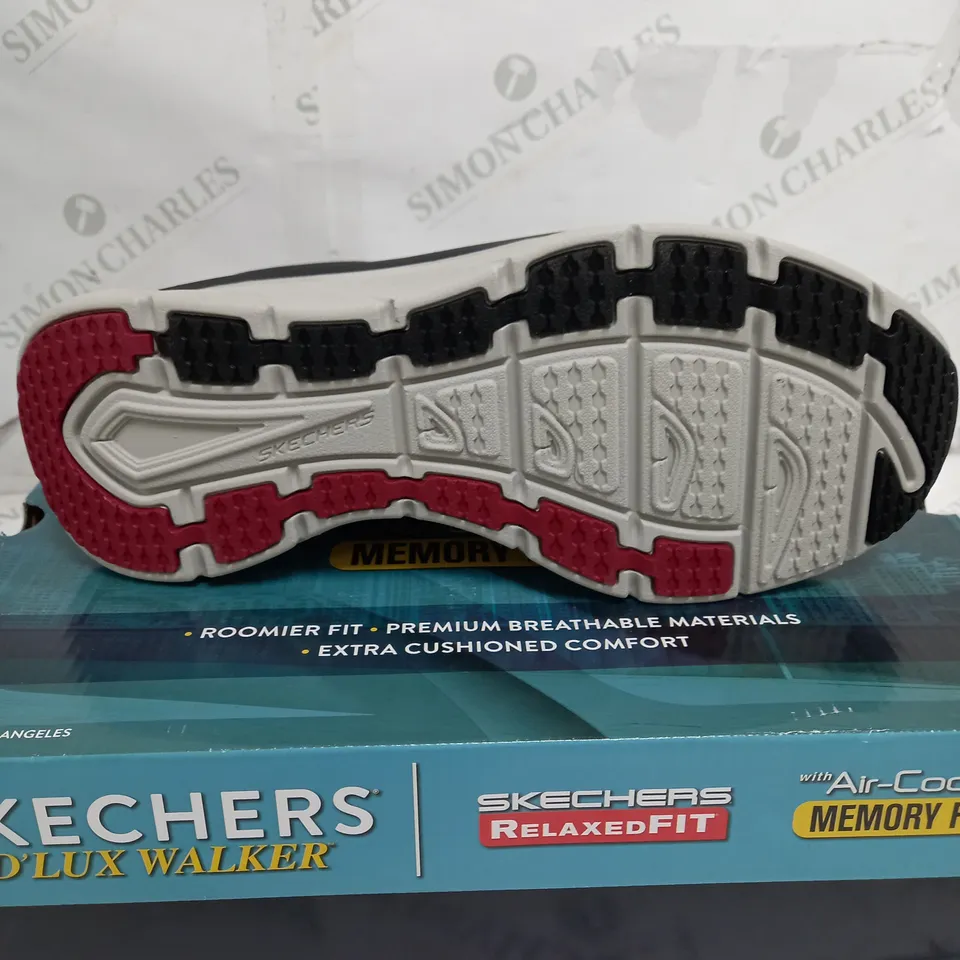 BOXED SKETCHERS D'LUX WALKER MEMORY FOAM IN BLACK - SIZE 10