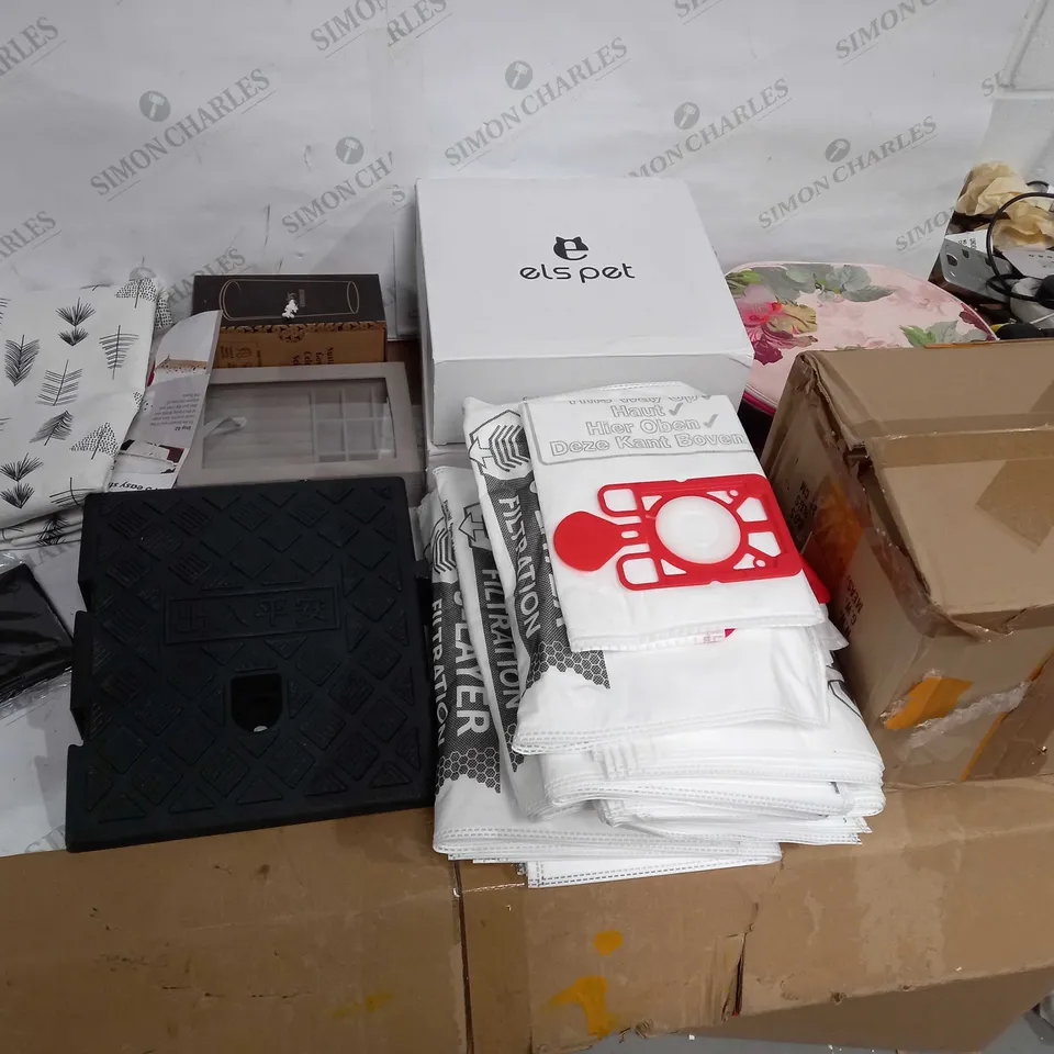 LOT OF APPROX 10 ASSORTED ITEMS TO INCLUDE PET BOWLS, VACUUM BAGS, IRONING BOARD MAT ETC