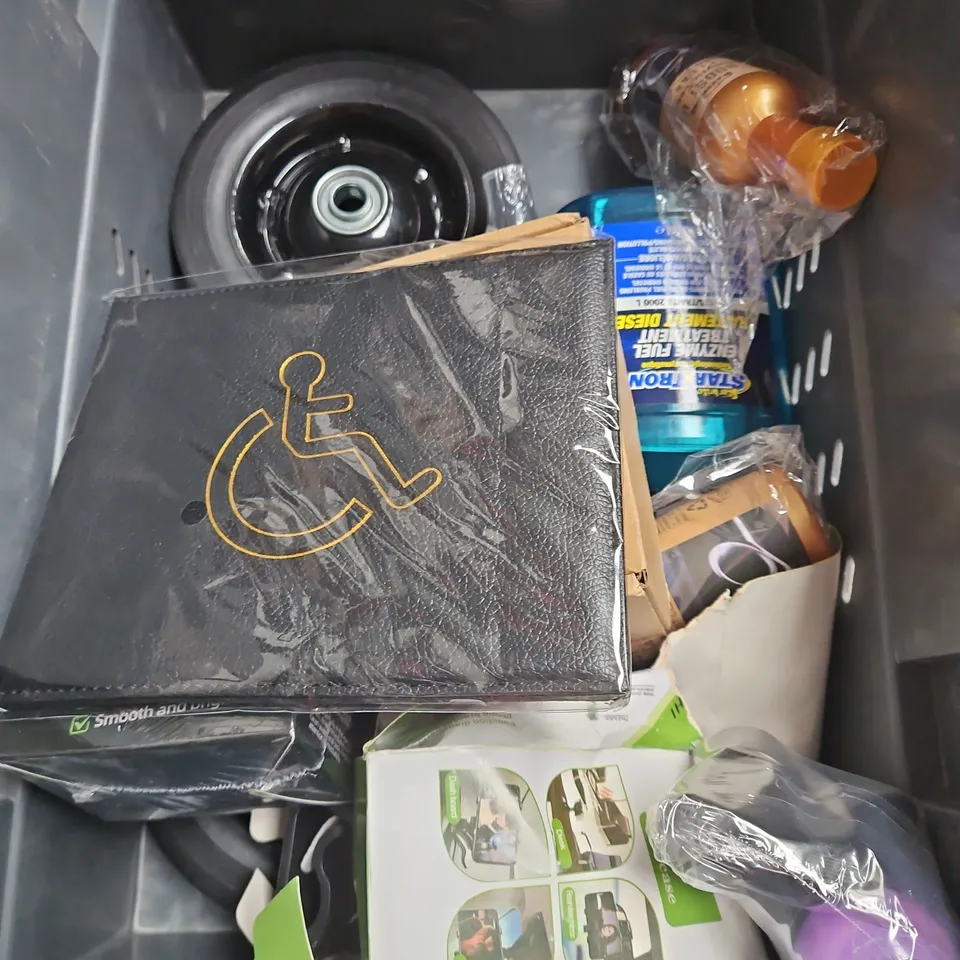 TOTE OF APPROXIMATELY 8 ASSORTED CAR ITEMS TO INCLUDE STAR TRON ENZYME FUEL TREATMENT, AUTO XPERT SILICONE FREE SPRAY WAX, CHIPEX CLOTH, ETC. - COLLECTION ONLY 