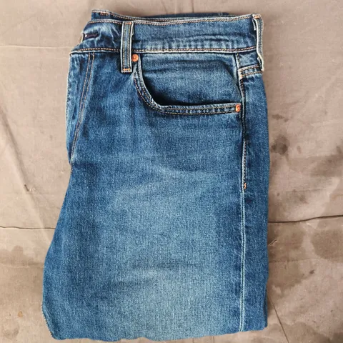 LEVIS JEANS IN BLUE SIZE 33/32